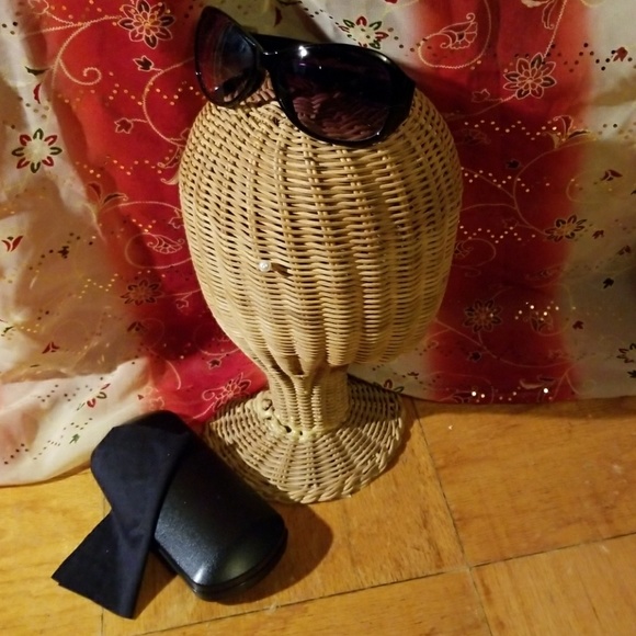 Black Wide Frame Sunglasses - Picture 5 of 6